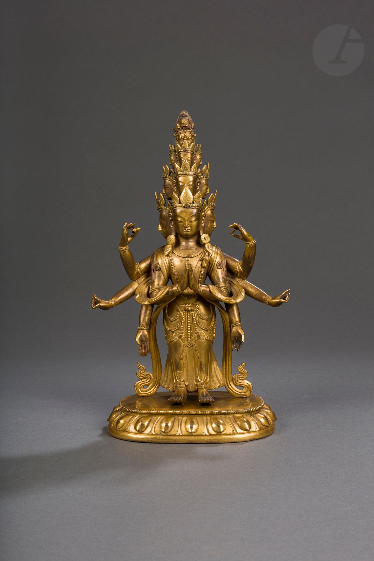 Null 鎏金铜合金观音菩萨像，莲花状底座，西藏，18-19世纪
描绘了八条手臂，表示八个方向，十一个头，也表示八个方向以及上、中、下三个垂直分界。头部呈金字塔&hellip;