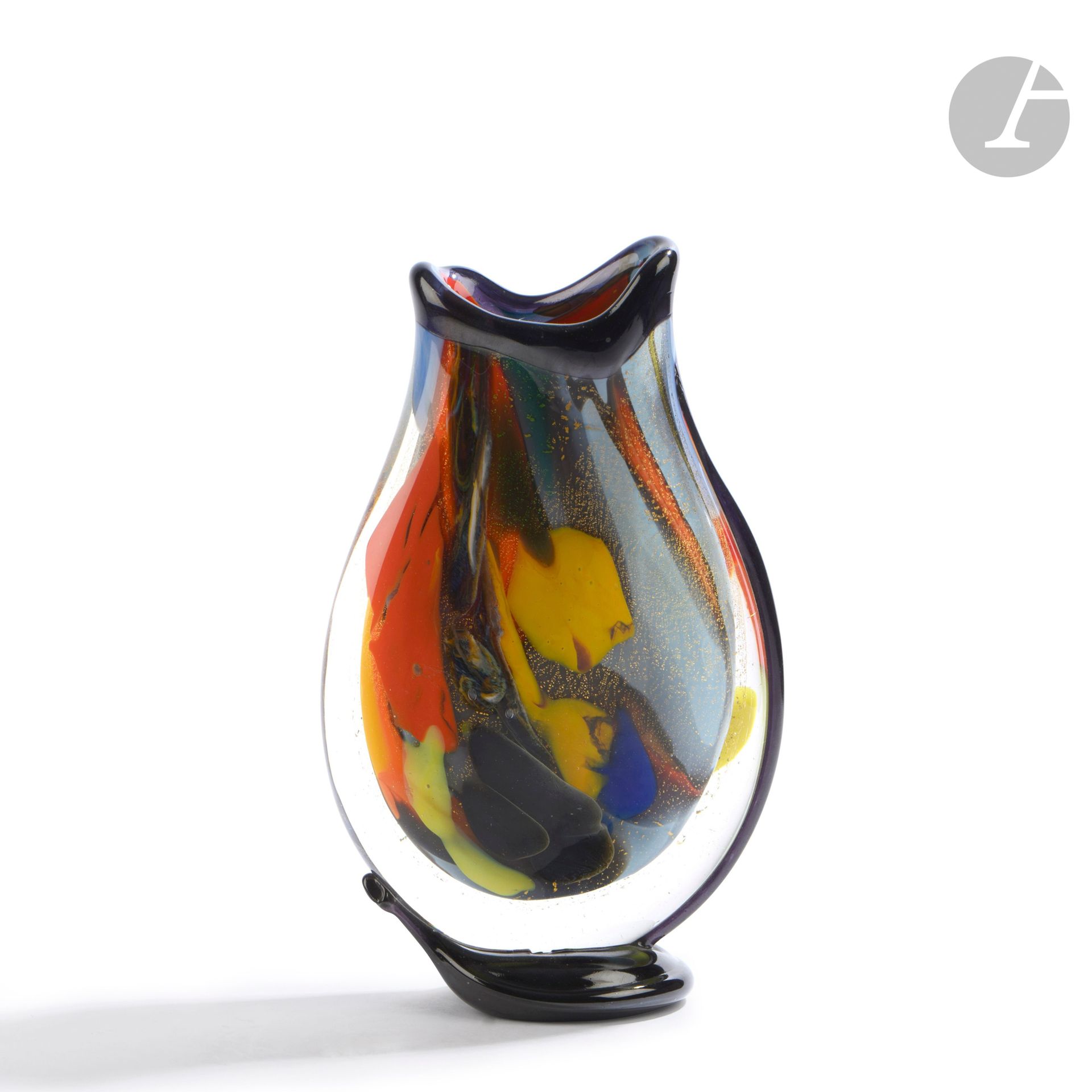 Null 帕斯卡尔-古约特（法国，生于1959年）。
自由形式的吹制玻璃花瓶，有多色装饰，有黑色玻璃绳脚。底座下有签名，日期为10.（19）97。高29厘米 -&hellip;