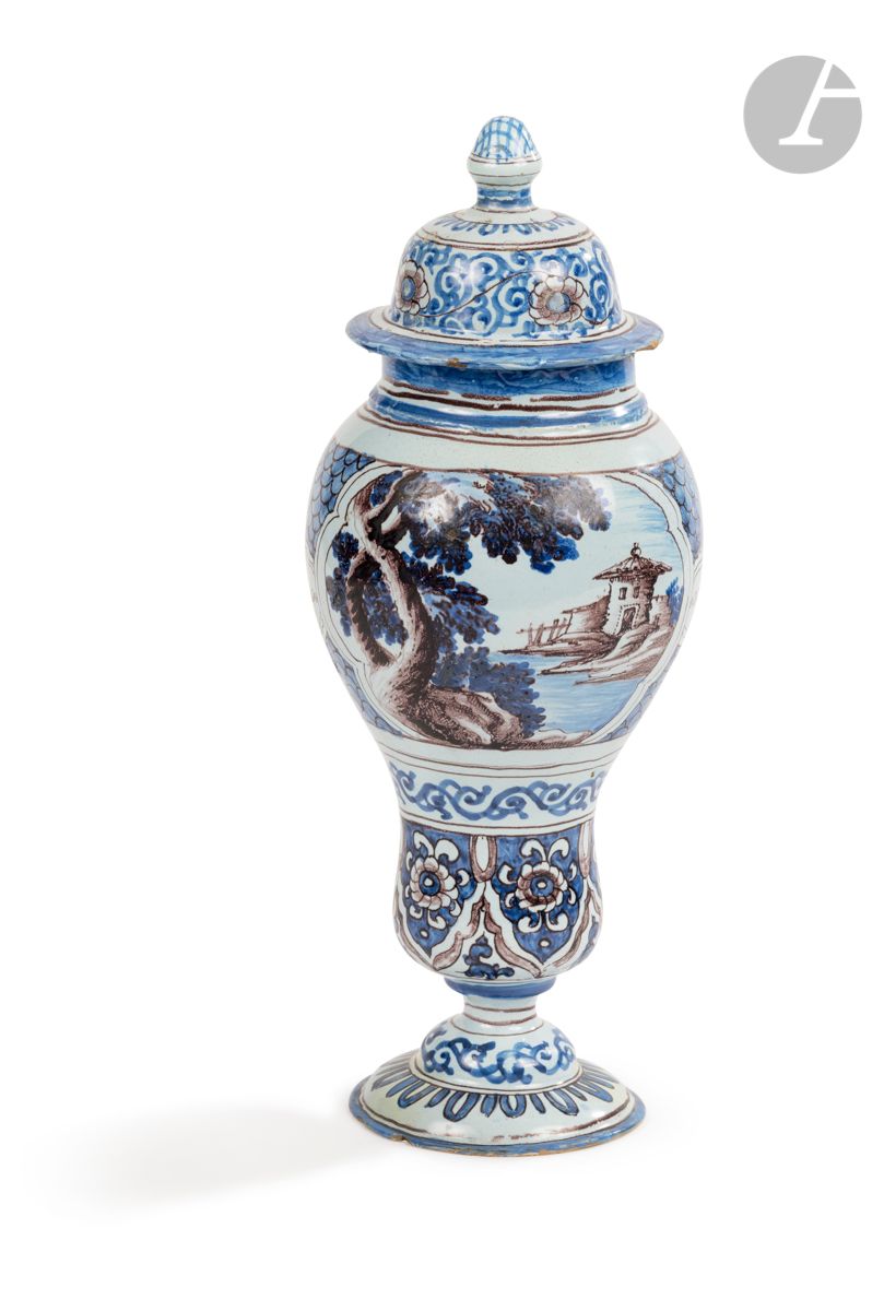 Null MONTPELLIER 
有盖陶器花瓶，瓶身呈海盗状，底座上有双凸起。蓝色和锰装饰的两个多叶奖章；一侧代表一对夫妇坐在树下，另一侧是有建筑物的风景。多&hellip;