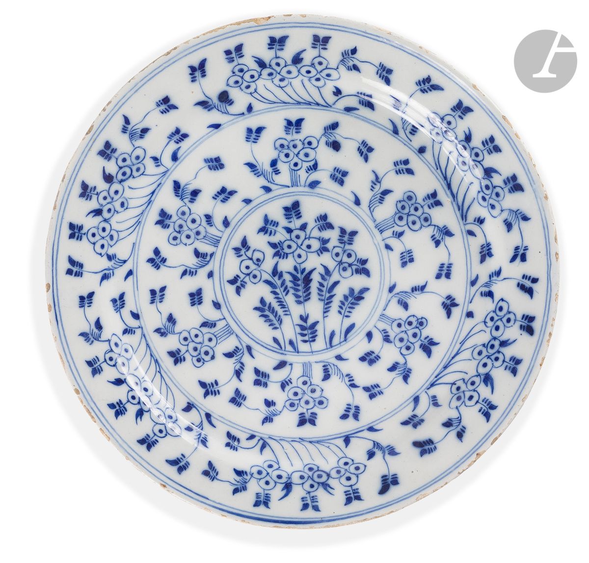 Null 德尔福
圆型陶盘，边缘平坦，饰有蓝色单色造型的花朵。 
18世纪晚期 
D.31.3厘米
边缘有小缺口