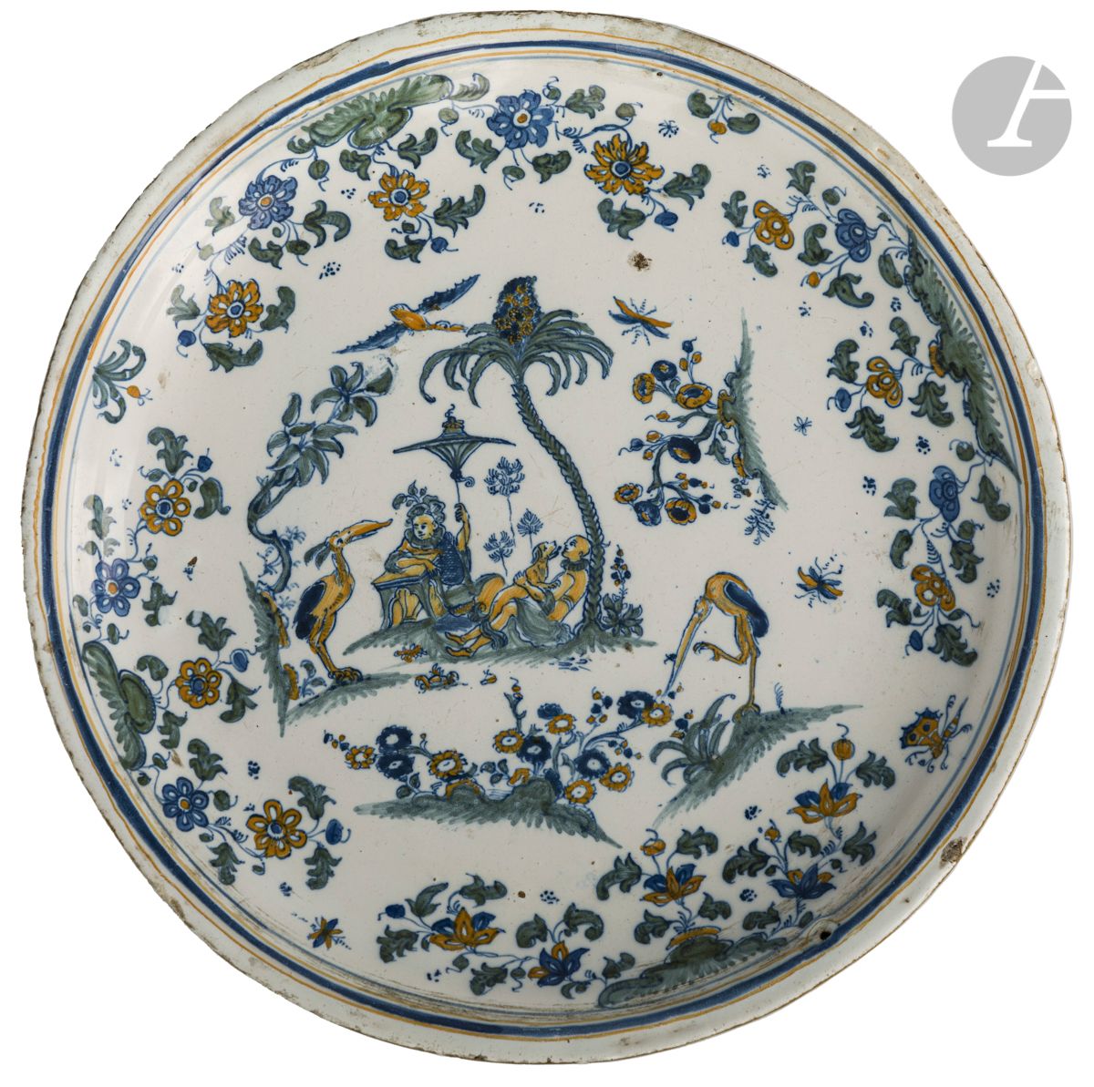 Null Moustiers
圆形陶盘，上面有多色装饰，一对东方人坐在棕榈树下，还有奇妙的鸟。
18世纪。
D : 26 cm
前阿尔布瓦收藏品，曾在穆昂斯城堡&hellip;