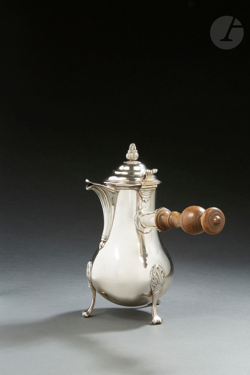 Null BAYONNE 1766
银色咖啡壶（巧克力壶改装成咖啡壶）。它站在有凹槽的脚上，在模拟贝壳的扭曲通道的背景上有奖章附件。琴身为巴洛克式，底部刻有JL&hellip;