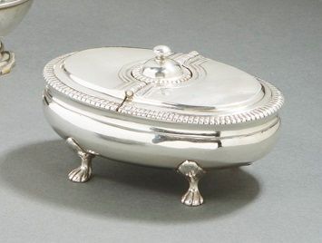 Null 法国18世纪
调味品盒以前是镀金的，重新镀过银。呈椭圆形，有四个爪子脚。两个铰链式的盖子上铸有像中央磨盘一样的小圆点。其中一个内部覆盖了两个隔间。
条&hellip;