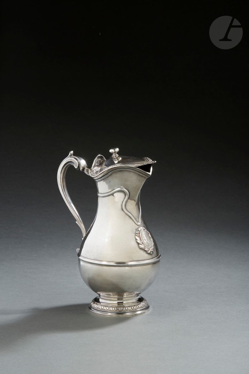 Null 巴黎 1778 - 1779
一个银制的陶器放在基座上，盖子的边缘压印着奥夫和交错的图案。壶身的中间部分有一个大的急流，以丝带的形式围绕着壶嘴，使壶身&hellip;