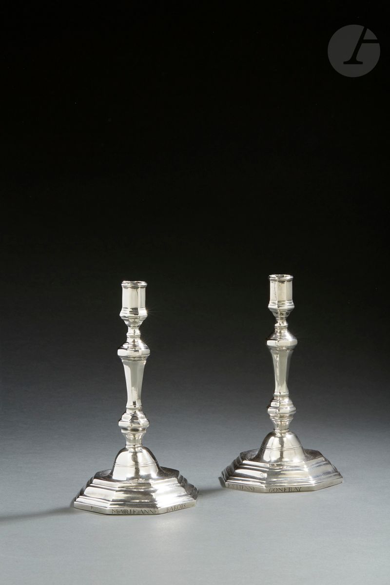 Null 1732 - 1733年
一对银质烛台，基座和轴上有八面的模型。脚上刻着：MARIE ANNE BAROIS ESTIENNE GONFRAY。
金匠&hellip;