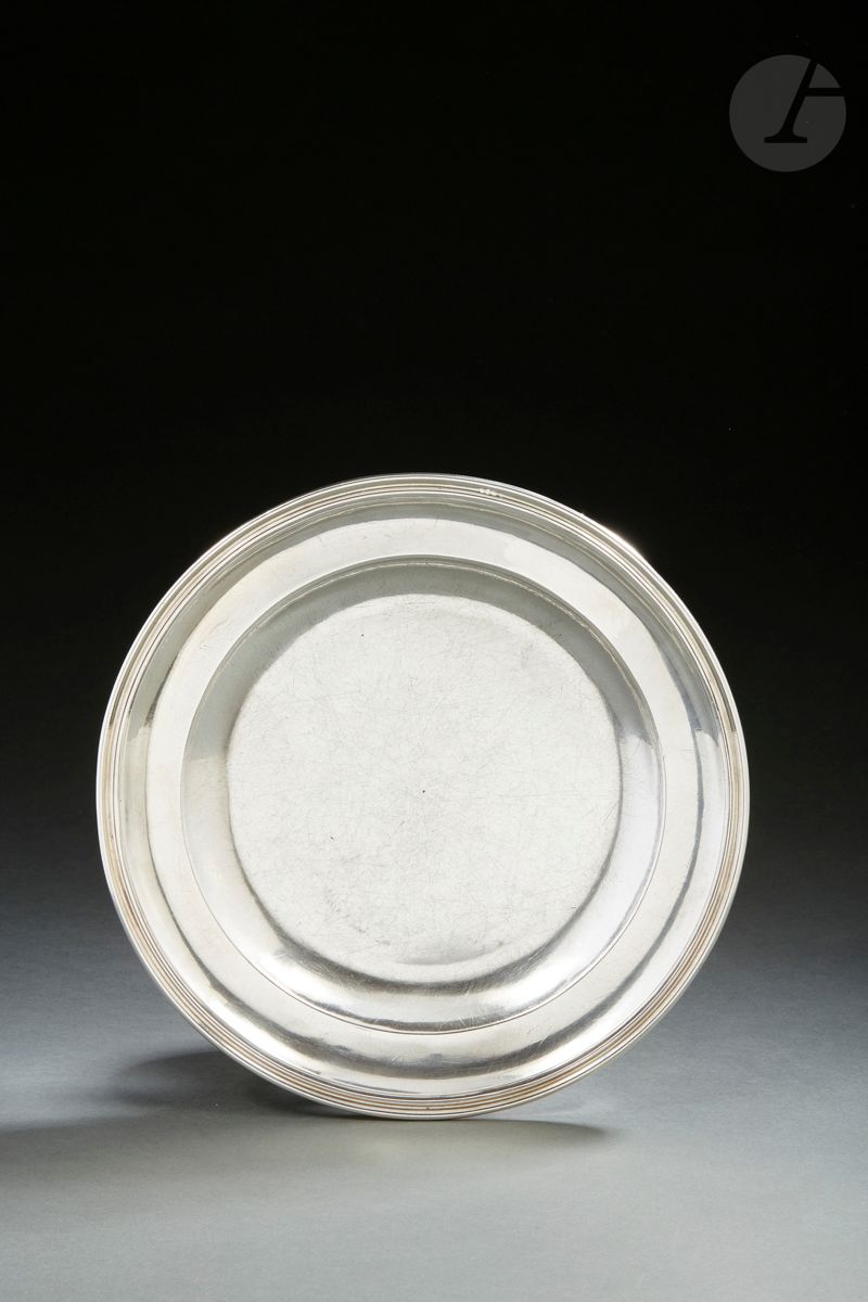 Null RENNES 1736
Runde Schale aus einfarbigem Silber, mit Filets geformt.
Goldsc&hellip;
