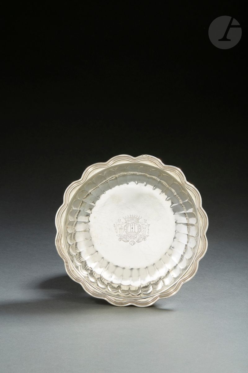 Null PARIS 1719 - 1720
Silver bowl with a poly-lobed border enhanced with rows o&hellip;