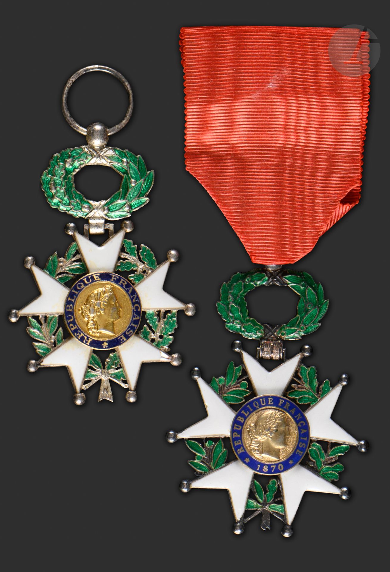 Null 法国 
荣誉军团勋章 
套装包括 ; 
- 四颗骑士星 第四共和国，一箱两颗
- 两枚银质、镀金和珐琅的第三共和国骑士之星（其中一枚在B区），一枚在箱&hellip;