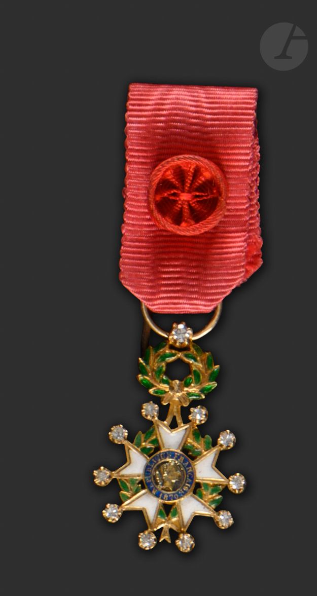 Null 法国 
荣誉军团勋章 
第三共和国军官之星，微型豪华模型。
珐琅彩金，在点上和衣架上有小钻石。玫瑰色丝带。 
23 x 15 mm - 毛重 : 3,&hellip;
