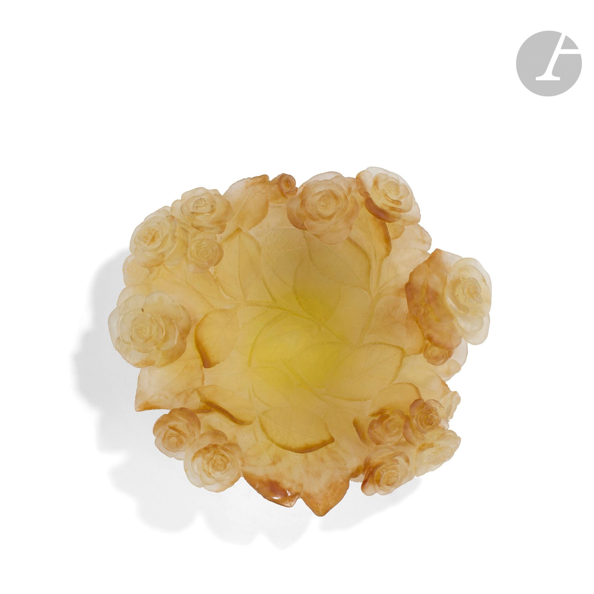Null 法国DAUM公司
玫瑰花 
花瓶上有浮雕和圆形的标题。以多色水晶浆证明；黄色，绿色。底座下有签名DAUM France。高9,5厘米 - 长27厘米