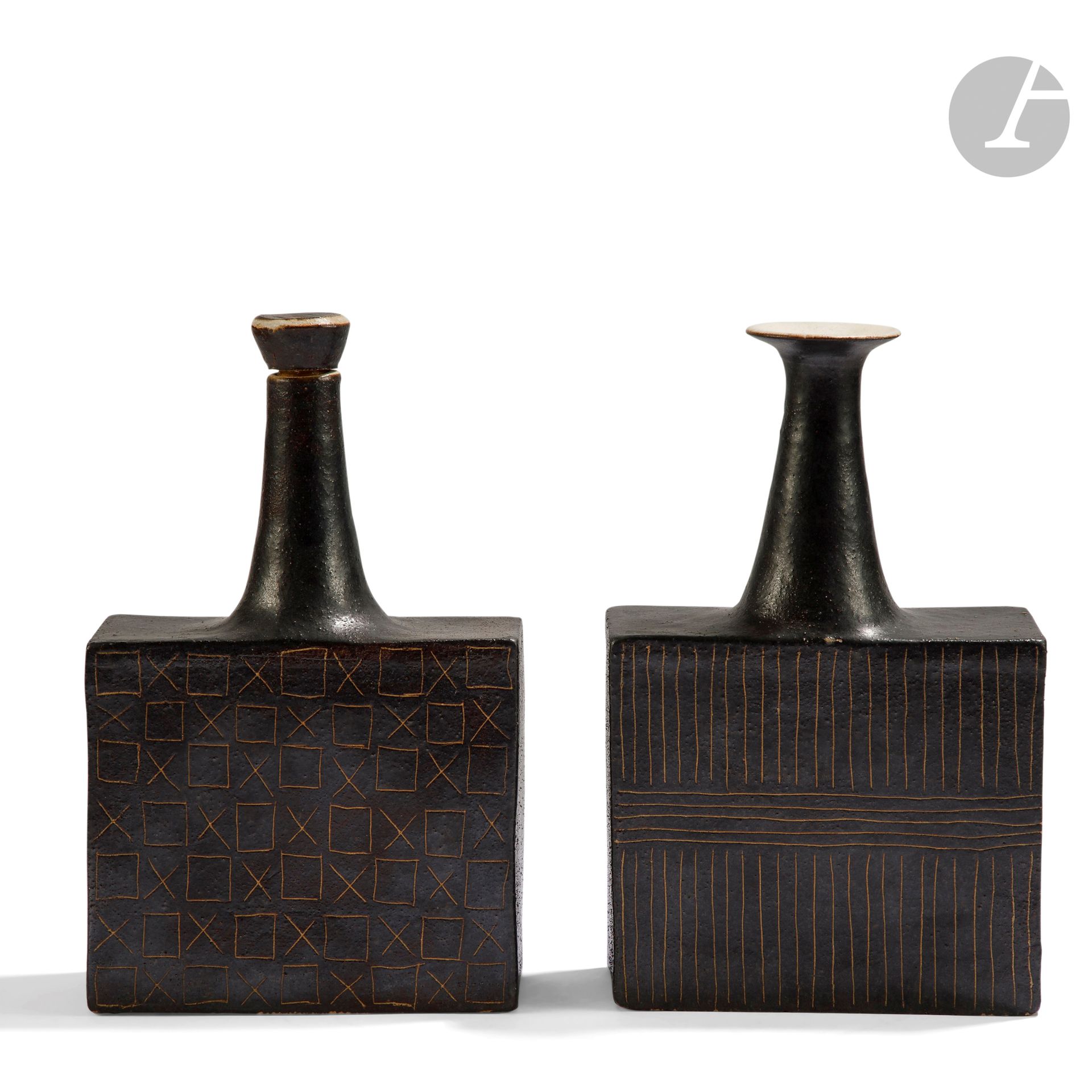 Null bruno gambone (1936-2021) - 2件作品
几何刮擦物
一套由一个花瓶和一个瓶子组成的吊坠；瓶身是四角形，瓶颈是海盗形。釉面为深&hellip;