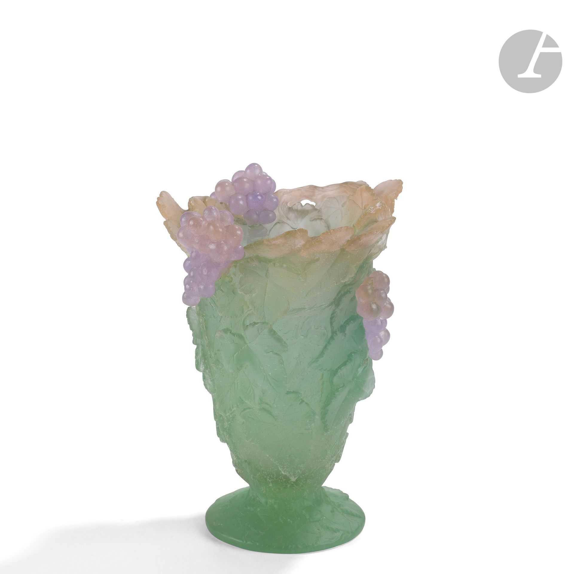 Null 法国DAUM公司
潘帕斯
喇叭形花瓶，有浮雕和圆形的标题装饰。用多色的pâte de cristal证明；粉色，绿色。底座下有签名DAUM Franc&hellip;