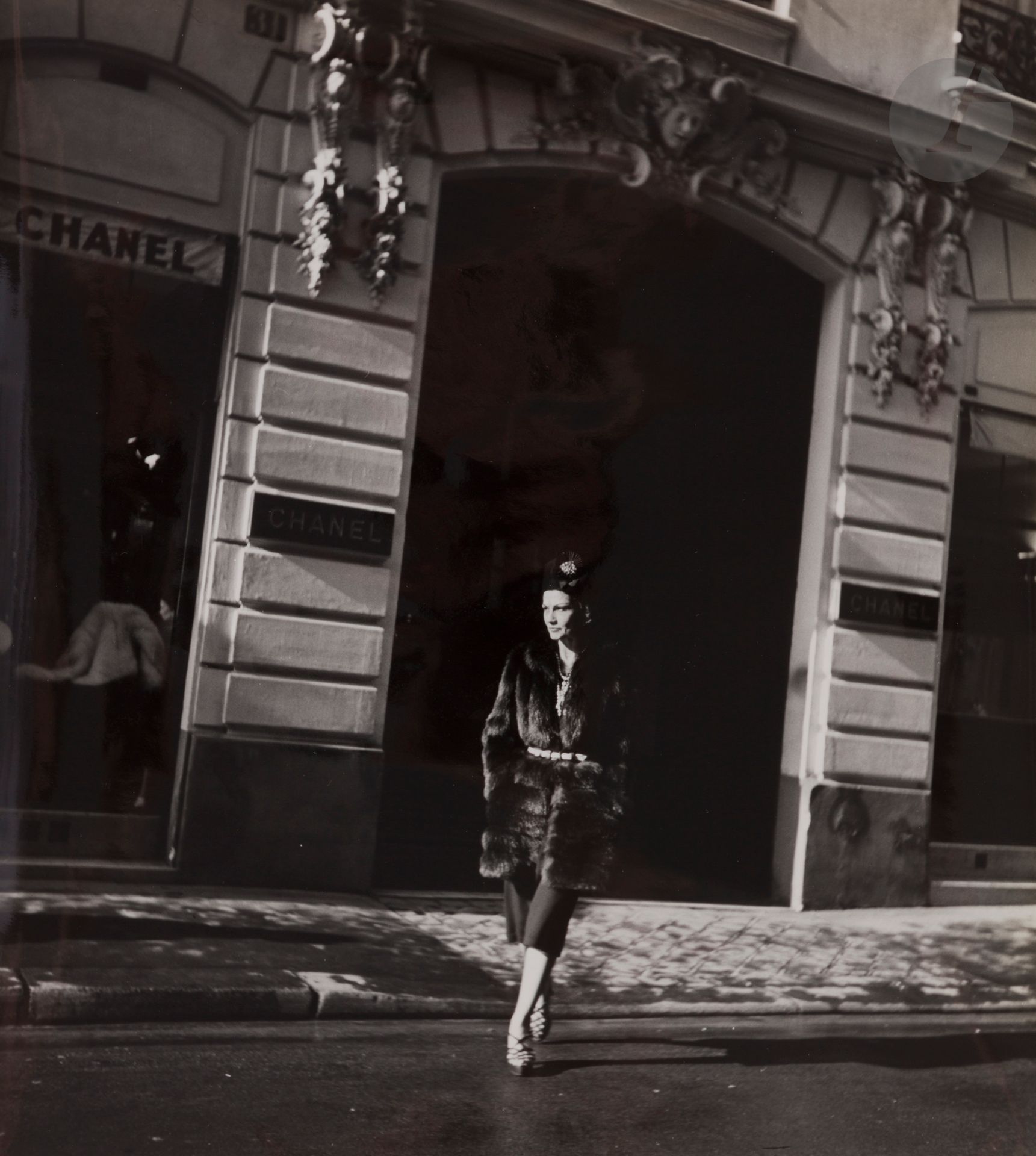 Null Jean Moral (1906-1999)
Gabrielle Chanel verlässt die Rue Cambon 31. Paris, &hellip;