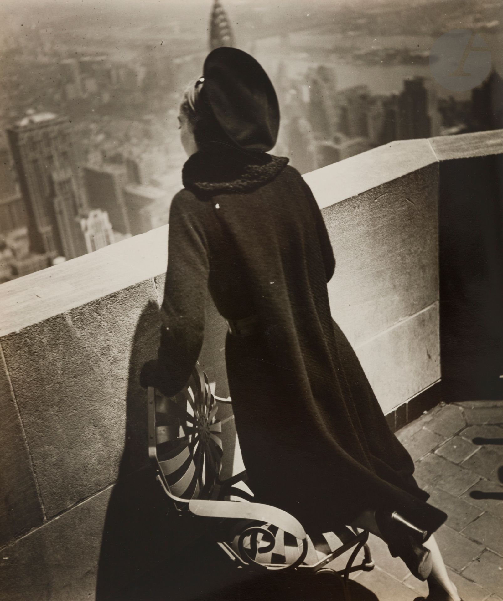 Null 让-莫拉尔(1906-1999)
帝国大厦露台上的人体模特。纽约，1935年。
银质印刷品，在背面用铅笔签名。 
28.5 x 24厘米

出处： 
&hellip;