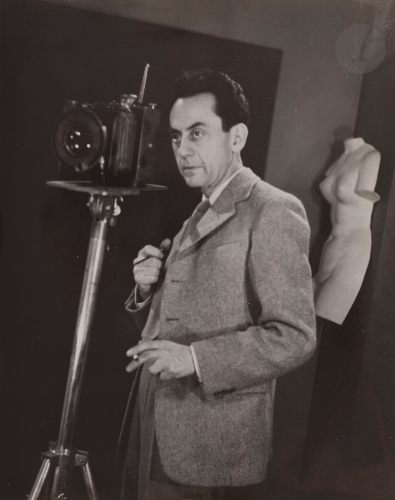 Null Jean Moral (1906-1999)
Man Ray en su estudio, c. 1935.
Grabado original en &hellip;
