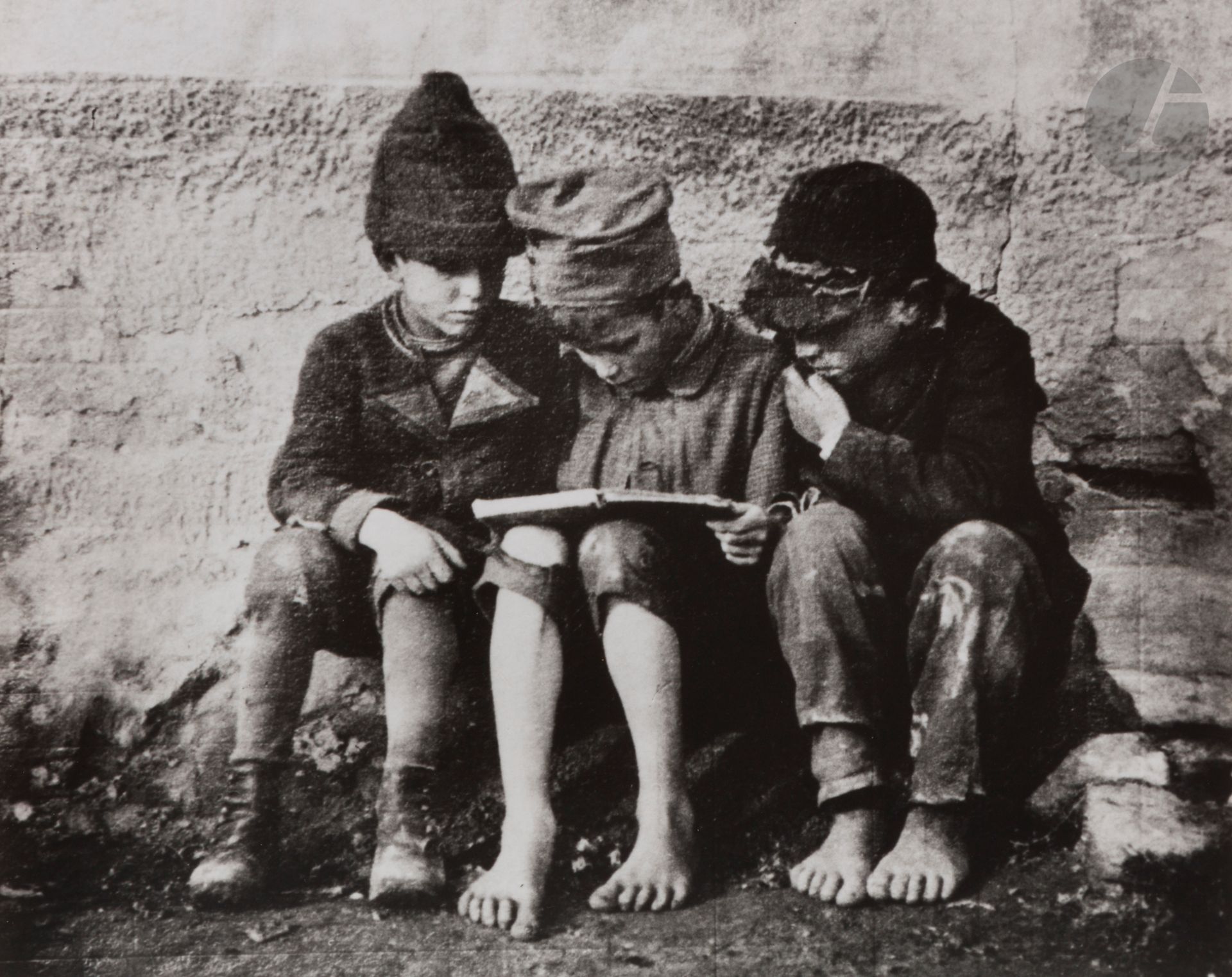 Null 安德烈-凯尔泰斯(1894-1985)
小男孩在阅读。匈牙利Esztergom，1915年。 
银质印刷品（约1965年），背面有摄影师的亲笔签名、定&hellip;