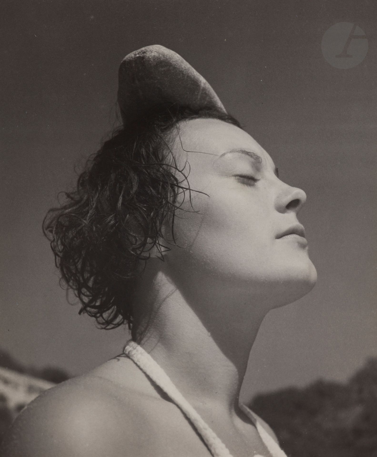 Null 让-莫拉尔(1906-1999)
朱丽叶，头上的鹅卵石。福门托尔，马略卡岛，1933年。 
复古银版画，装裱在卡片上，右下方有铅笔签名。印有 "Jea&hellip;