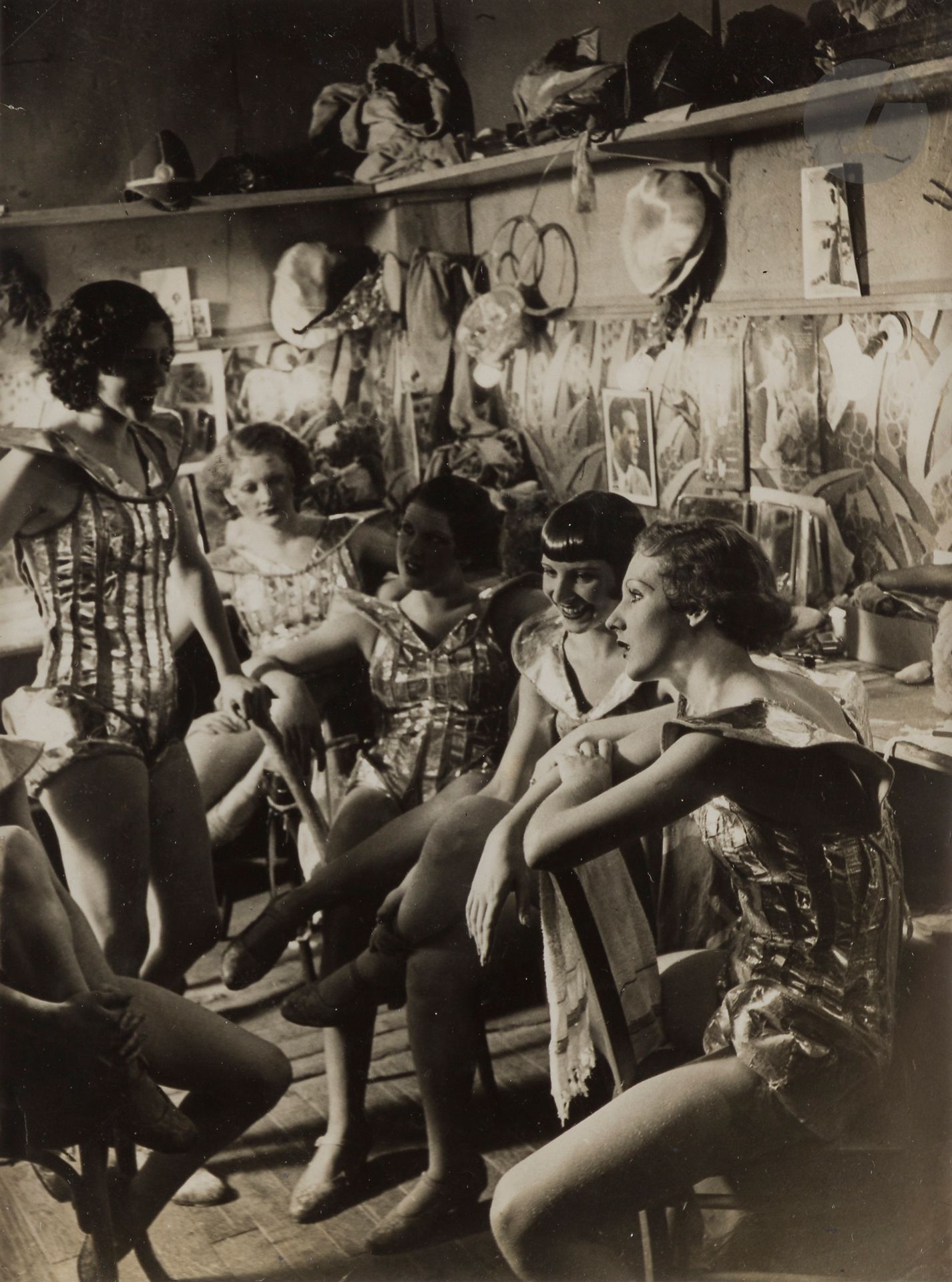 Null 布拉赛（Gyula Halász，被称为） 
(1899-1984)
英国女孩在Folies-Bergères的更衣室里。巴黎，1932年。 
复古银&hellip;