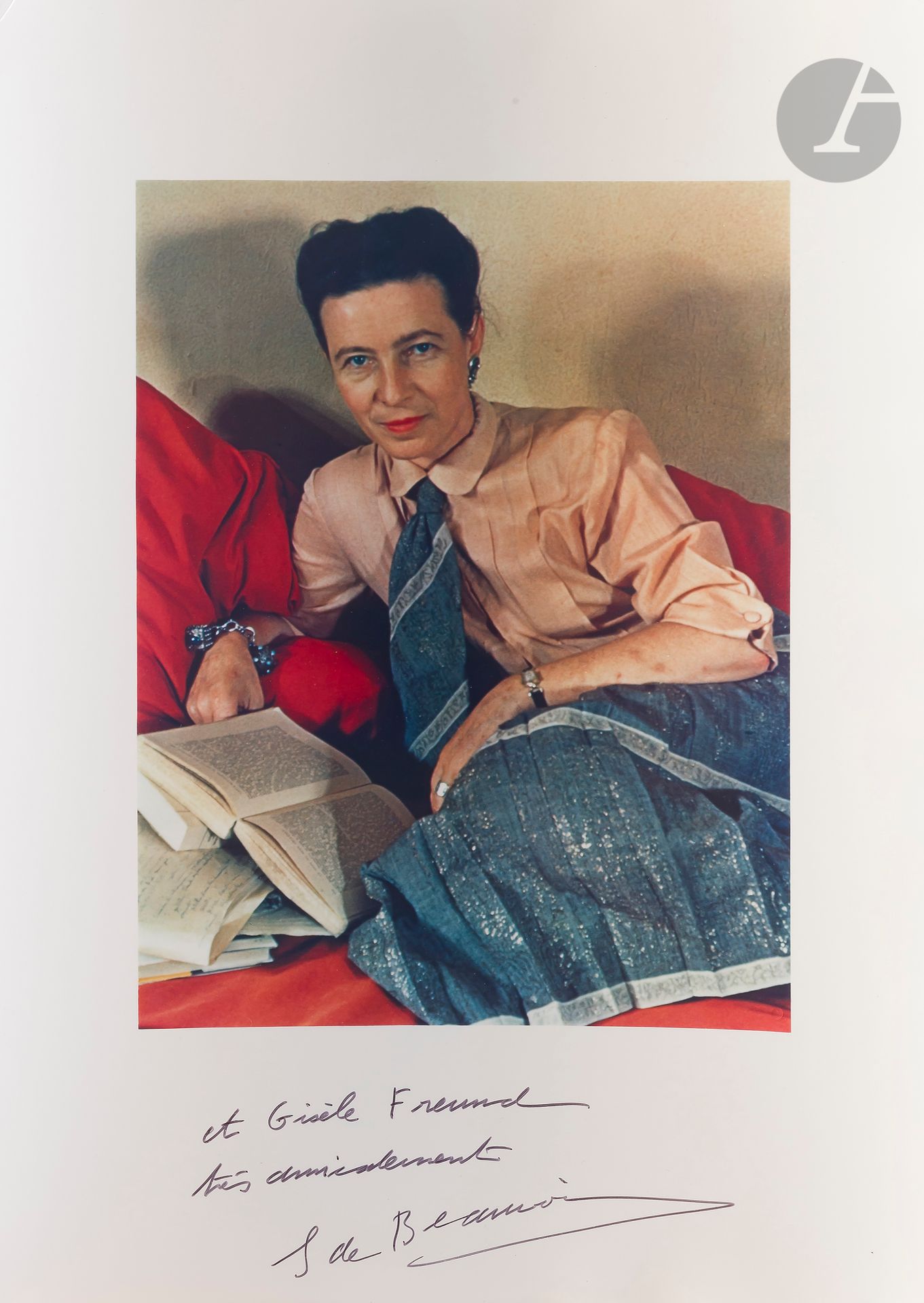 Null 吉赛尔-弗罗伊德（1908-2000）
西蒙娜-德-波伏瓦。巴黎，1948年。
染料转印（约1970年），下方空白处有西蒙娜-德-波伏娃的签名和献给吉&hellip;