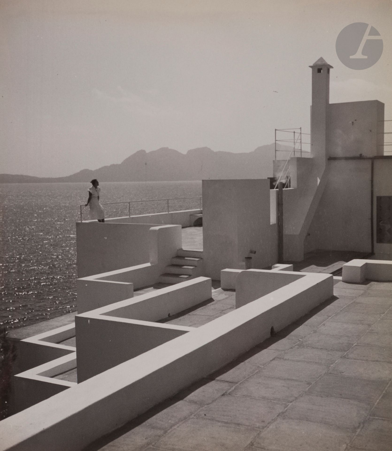 Null 让-莫拉尔(1906-1999)
雷纳尔多-卢萨的别墅。马略卡岛福门托尔，1933年。 
朱丽叶坐着。 
复古银版画，装裱在卡片上，右下方有铅笔签名。&hellip;