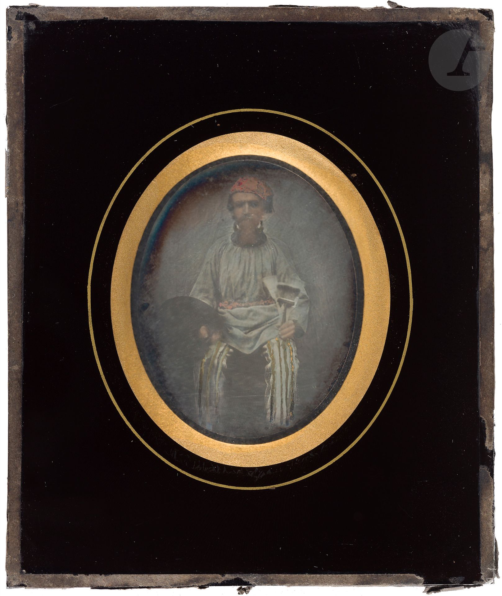 Null 不明身份的达盖尔照相师
画家手持画笔和调色板，约1850年。
达盖尔照相术，1/6版，用颜色加强，有垫子，装在原玻璃中。 
7.3 x 6厘米(正在观&hellip;