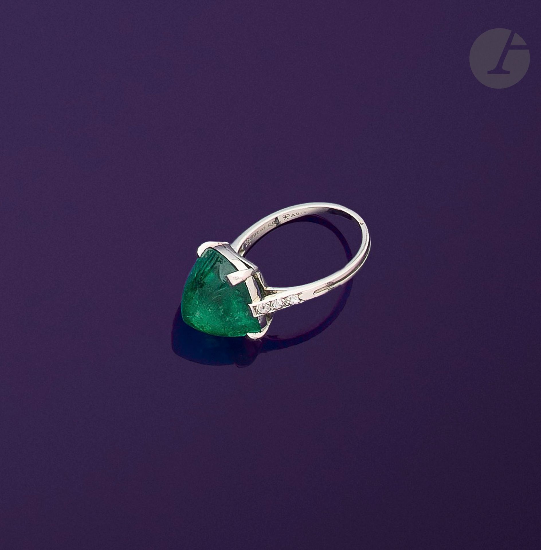 Null BOUCHERON
Platinum ring, set with a cabochon emerald cut in a sugar loaf sh&hellip;
