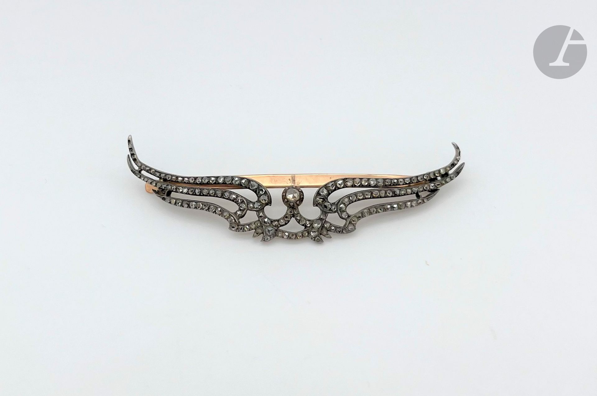 Null 18K（750）金银发夹，翅膀上镶嵌着玫瑰式切割钻石。19世纪末的法国作品。长度：约7厘米。毛重：8.9克（缺失）。

19世纪末法国钻石翅膀发夹