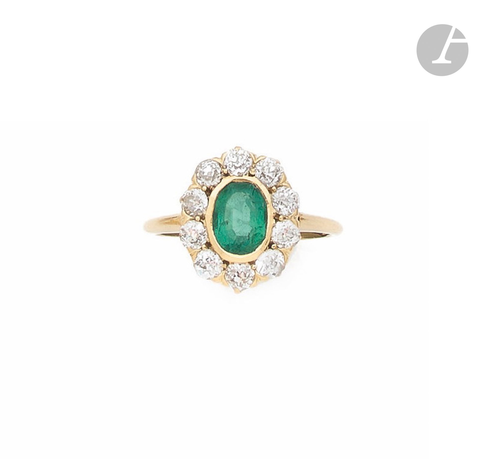 Null 14K(585)金戒指，镶嵌着一颗椭圆形祖母绿，周围有10颗圆形老式切割钻石。手指尺寸：54。毛重：3.3克（震）。

一枚绿宝石和钻石戒指