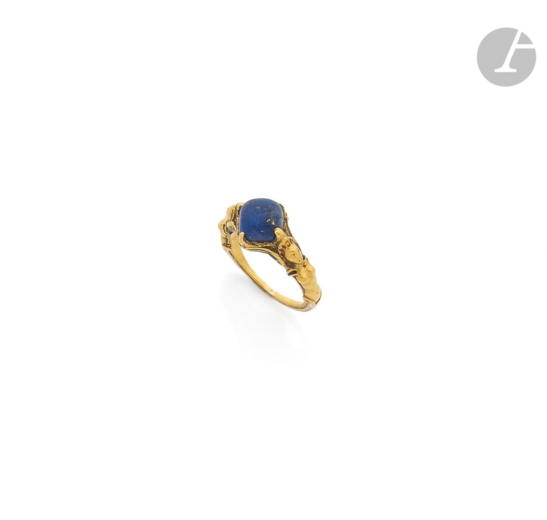 Null Gold ring, decorated with a lapis lazuli cabochon with winged caryatids, th&hellip;