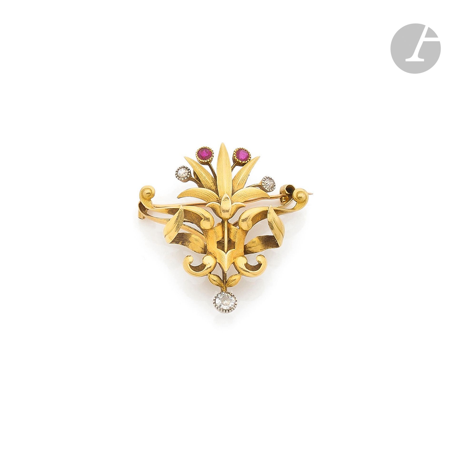 Null 18K（750）金叶子胸针吊坠，镶嵌老式切割钻石和圆形红宝石。20世纪初的法国作品。上面有一个数字。尺寸：3.5 x 3.5厘米左右。毛重：13.3克&hellip;
