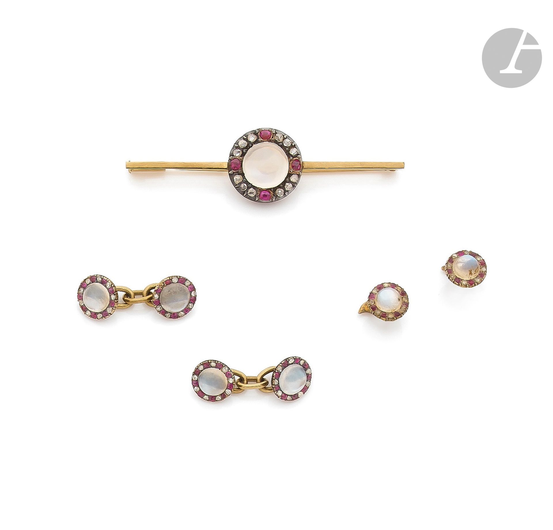 Null 18K（750）金银套装包括：一枚胸针，上面有凸圆形月光石，周围有玫瑰式切割钻石，并点缀有红宝石，一对18K金、钻石和红宝石袖扣和一对配套的领扣。20&hellip;