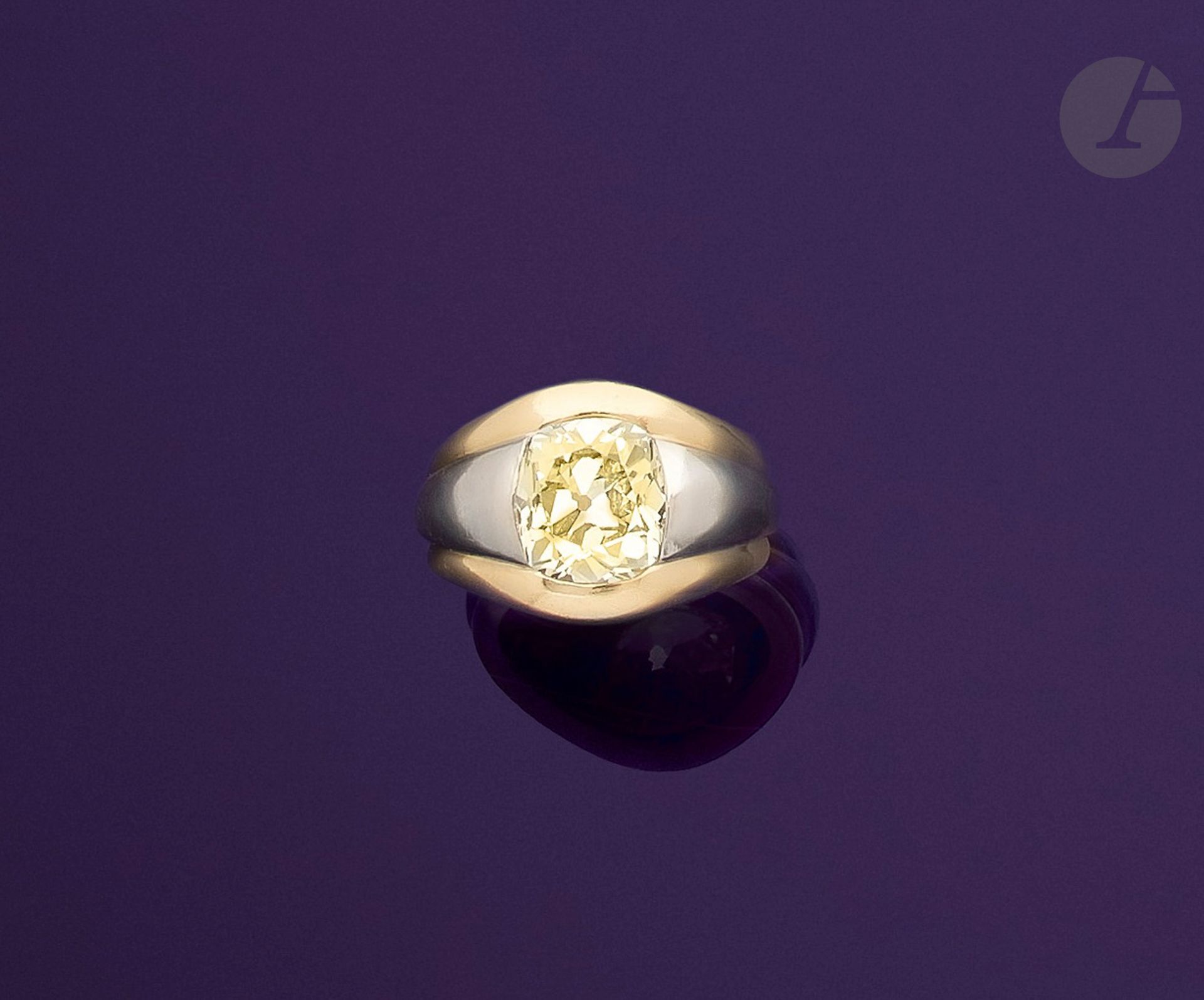 Null 18K（750）金双色戒指，镶嵌一颗老式切割枕形钻石，重4.06克拉，浅黄色。手指尺寸：53。毛重：9.2克 
这颗钻石附有LFG预报告（2023年）&hellip;