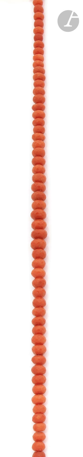 Null - 秋季多面体珊瑚球项链，小金扣。长度：约42厘米。毛重：45.5克（附有6个切面的珊瑚球）

珊瑚珠项链