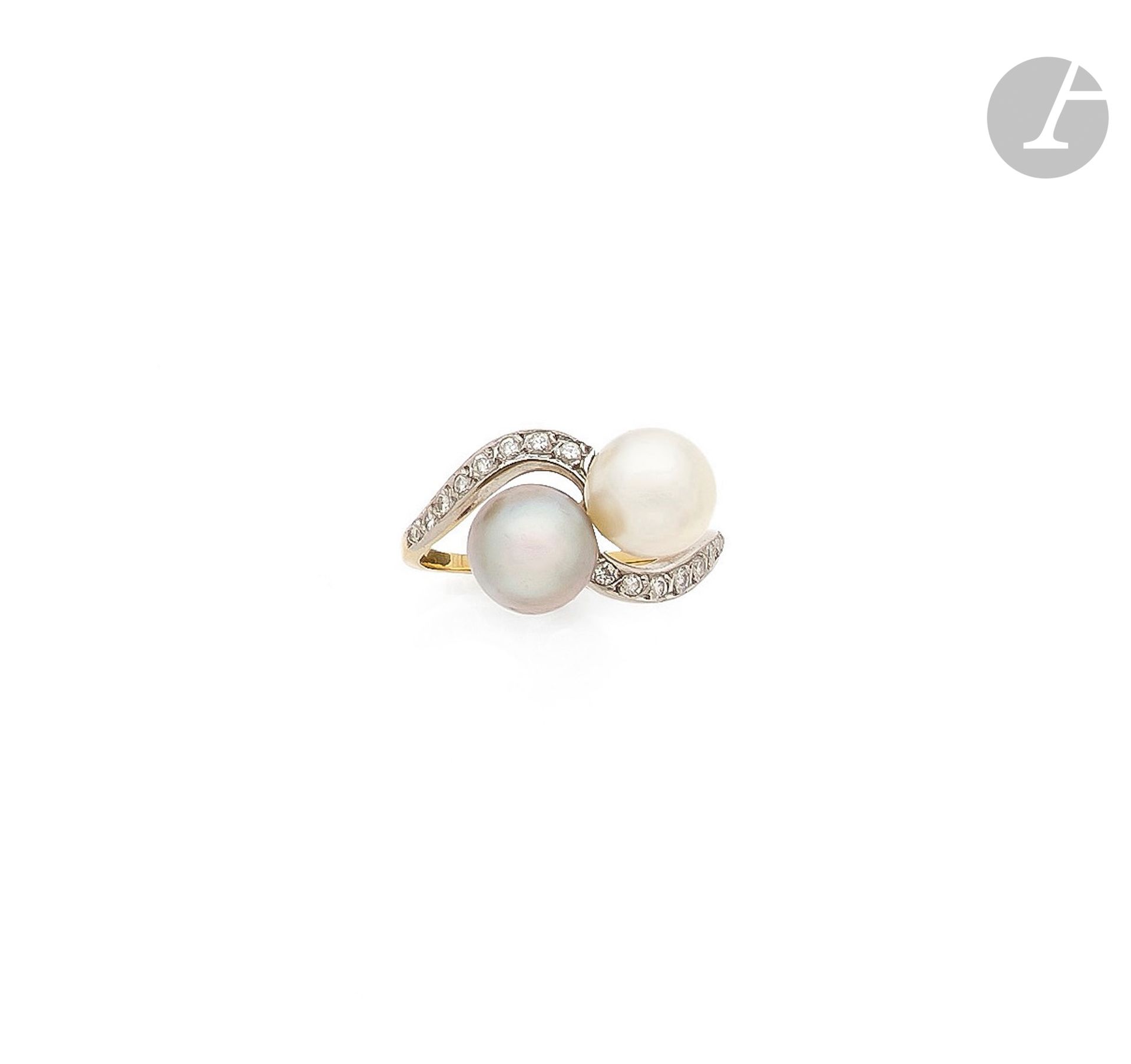 Null 双色18K(750)金十字架戒指，镶有两颗来自大溪地的养殖珍珠或优质珍珠，一颗为白色，另一颗为灰色，卷轴上镶有圆形明亮式切割钻石。法国作品。手指尺寸：&hellip;