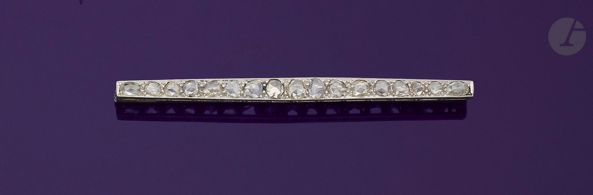 Null 18K（750）白金发夹胸针，镶有一排17颗玫瑰切割钻石。1910年代的作品。长度：约7.5厘米。毛重：5.9克（震惊）。

一枚1910年的钻石胸针