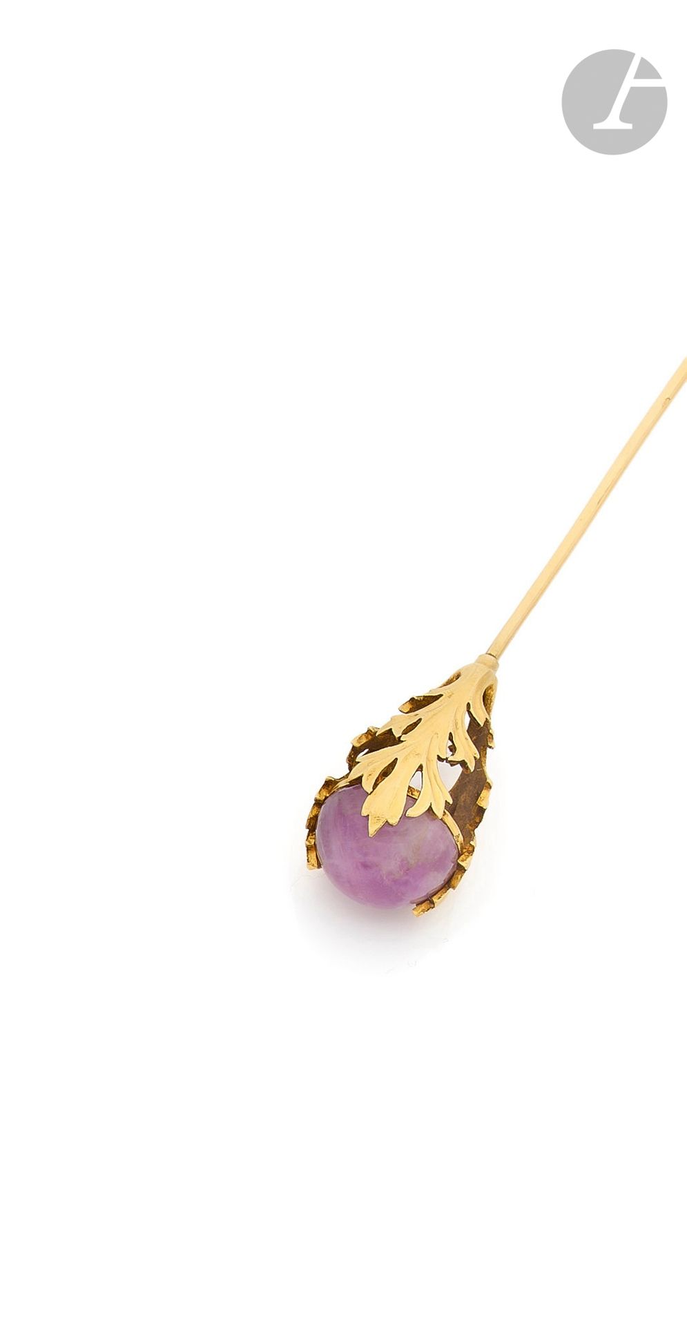 Null 一支18K(750)金帽夹，上面镶嵌着追逐的叶子，围绕着一个圆形凸圆形紫水晶。20世纪初的法国作品。图案的高度：约3厘米。毛重 : 15,2克

20&hellip;