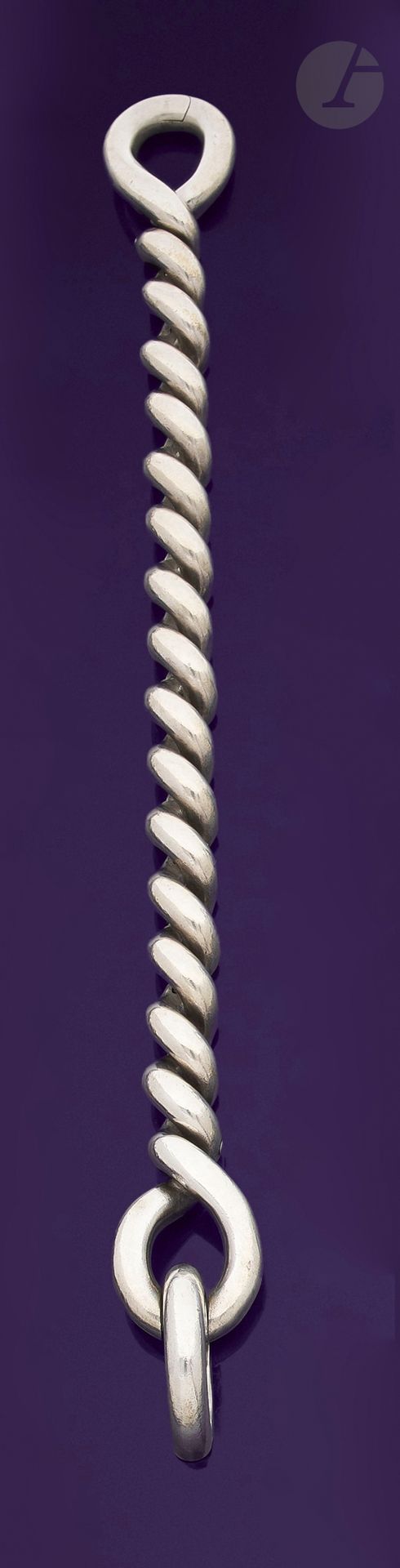 Null 爱马仕
扭曲的银手镯。已签名。法国作品。长度：19厘米左右。重量：86.2克

一条爱马仕银手链