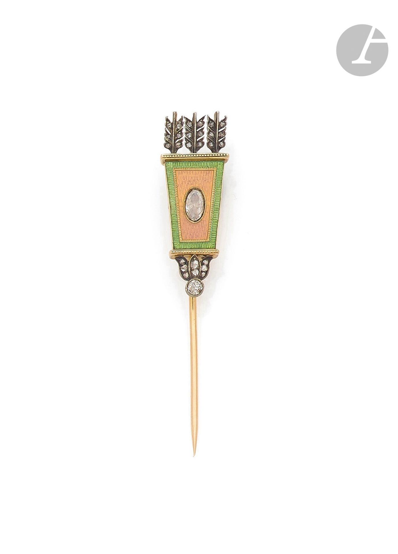 Null 亚历山大-爱德华-蒂兰德
一枚14K（585）金襟针，描绘了一个粉红色和绿色的珐琅质箭筒，装饰着一颗椭圆形的钻石，箭的翅膀镶嵌着玫瑰式切割钻石。无签名&hellip;