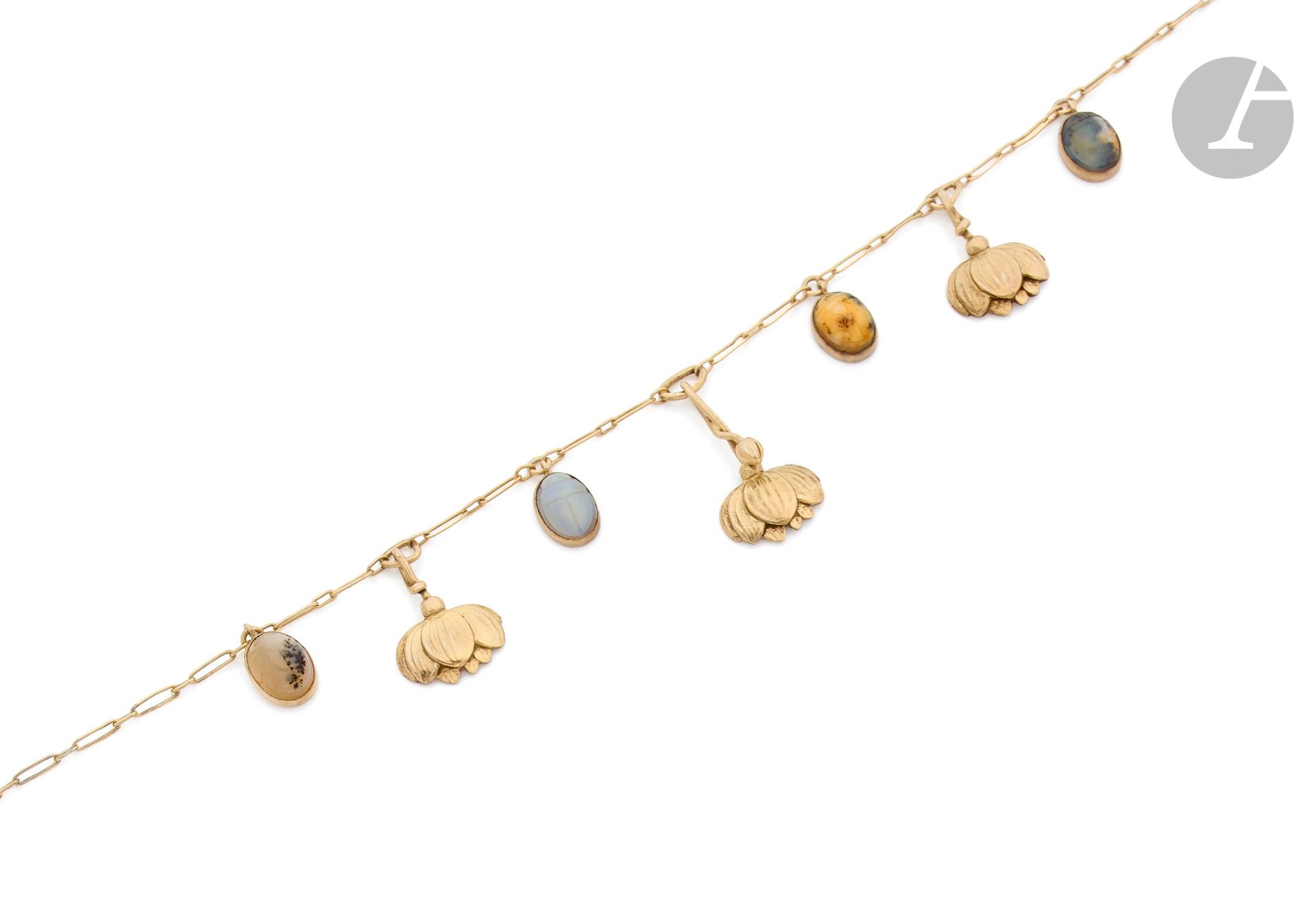 Null ARNOULD
Silberne Halskette mit 7 Pampillenanhängern, die mit Skarabäen auf &hellip;