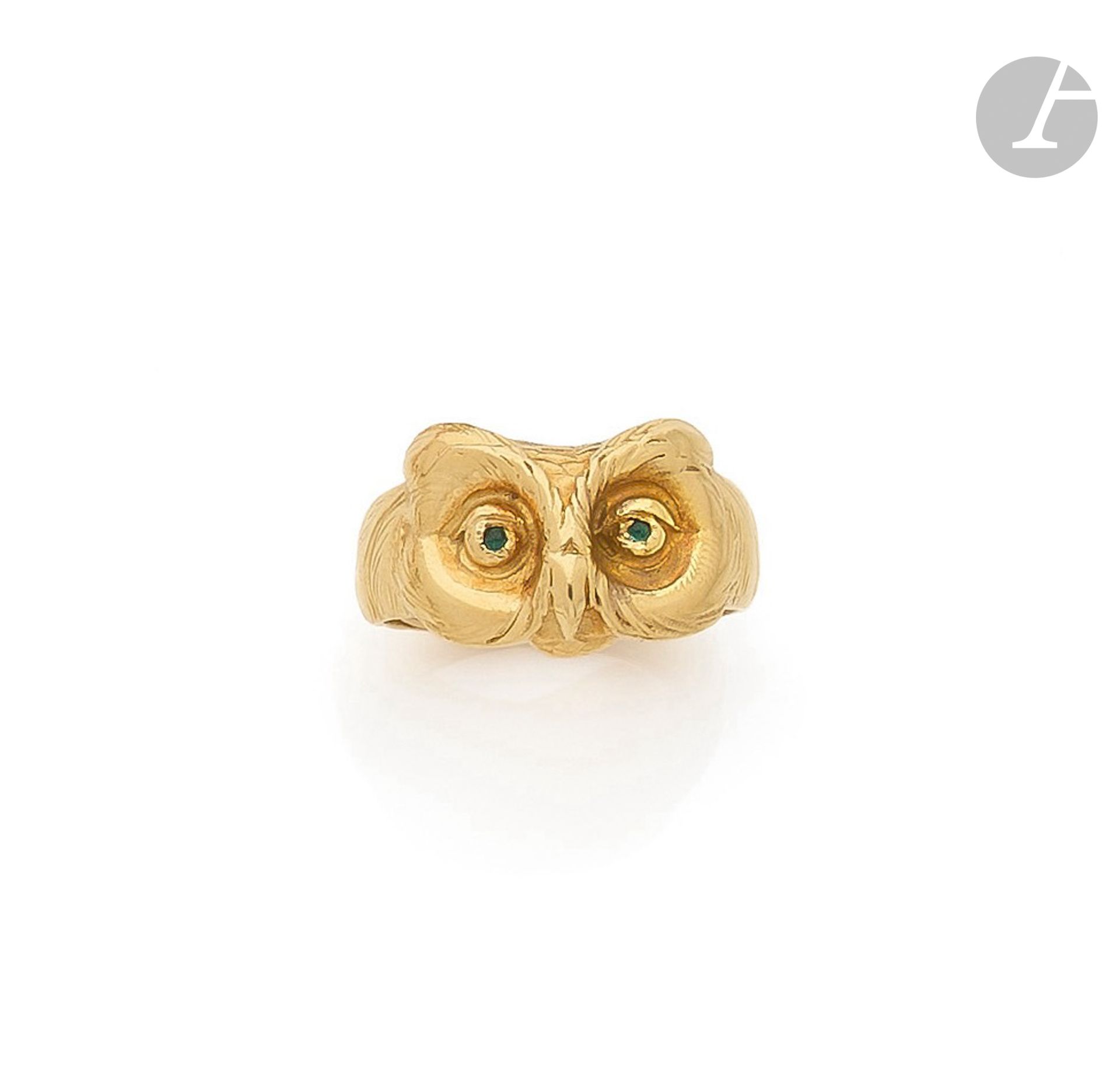 Null 一枚18K（750）金戒指，雕刻成猫头鹰的形状，每只眼睛都镶嵌着绿色玻璃膏。20世纪初的法国作品。手指尺寸：54/55。毛重：12.8克

一枚20世&hellip;