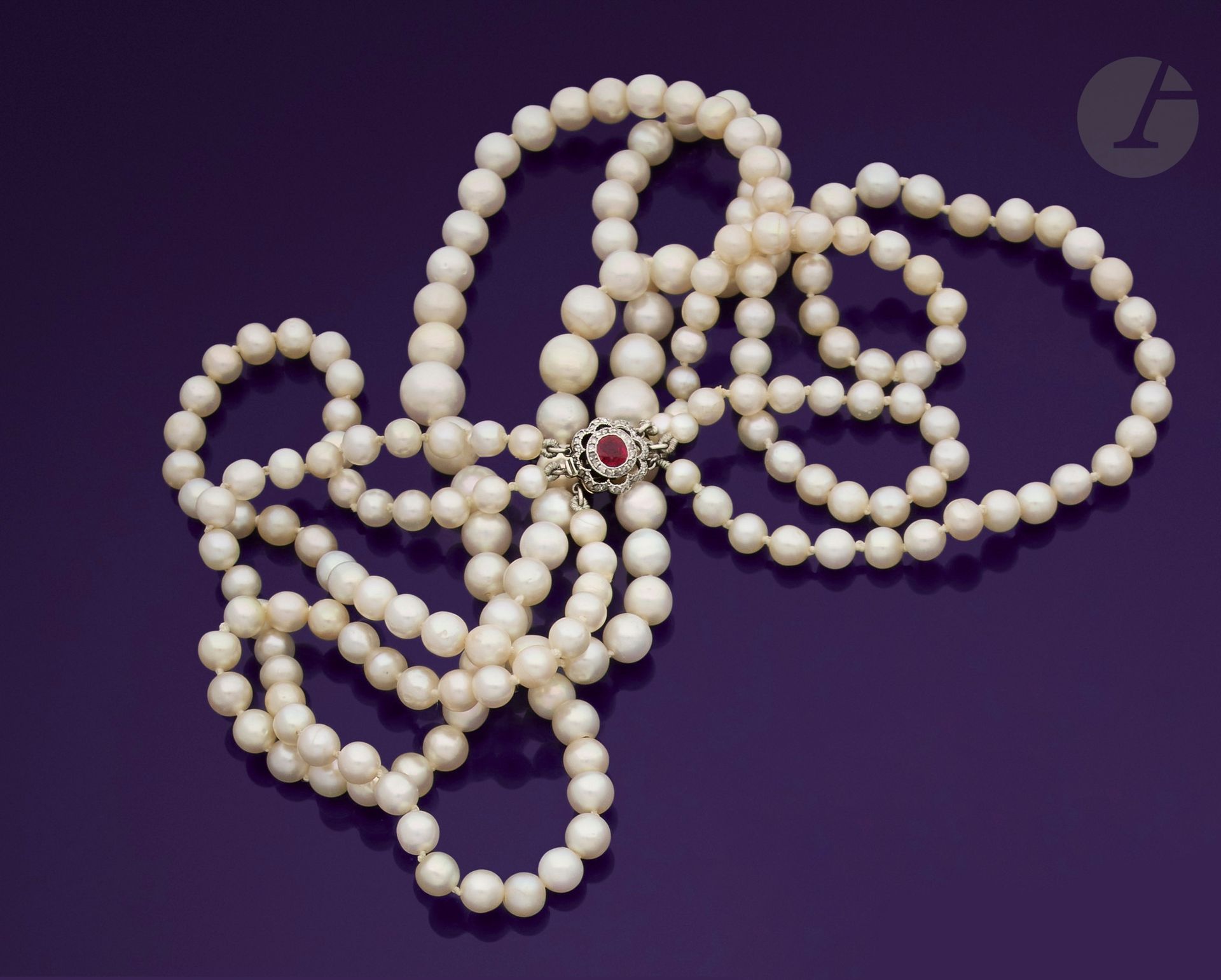 Null 3排养殖珍珠项链，18K（750）白金花扣。长度：约41厘米（最短）。毛重：66.9克

一条养殖珍珠项链