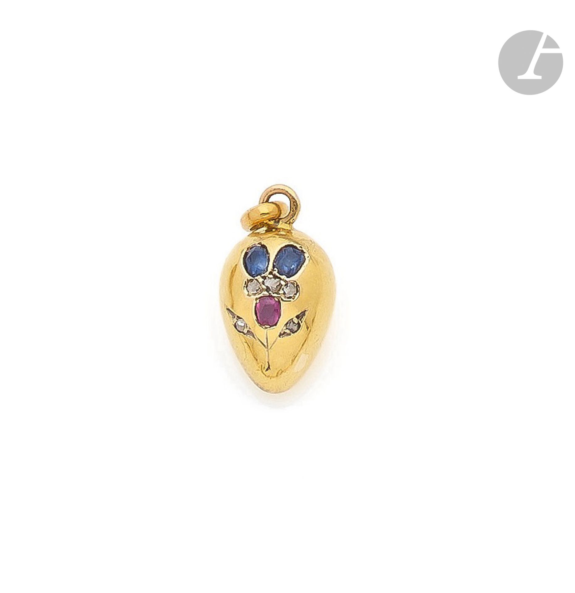 Null 一个18K（750）黄金吊坠，形状为鸡蛋，装饰有一朵花，上面镶嵌有蓝宝石、玫瑰式切割钻石和一颗红宝石。19世纪末的法国作品。高度：约1.3厘米。毛重：&hellip;
