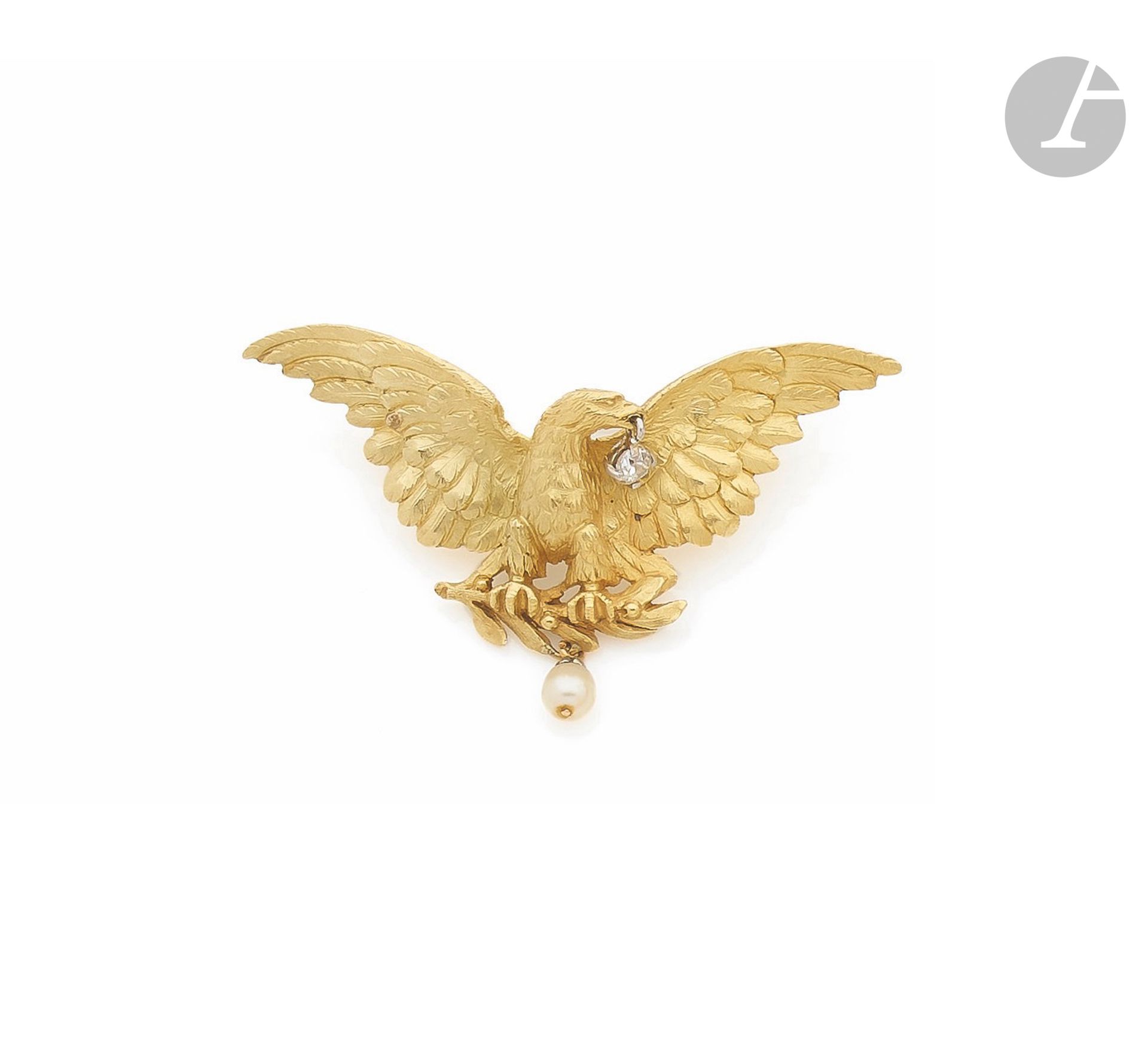 Null 一枚18K（750）金吊坠胸针，描绘了一只雄鹰，它伸出翅膀，嘴里叼着一颗老式切割钻石，吊坠里有一颗小珍珠。20世纪初的法国作品。长度：约5.2厘米。毛&hellip;