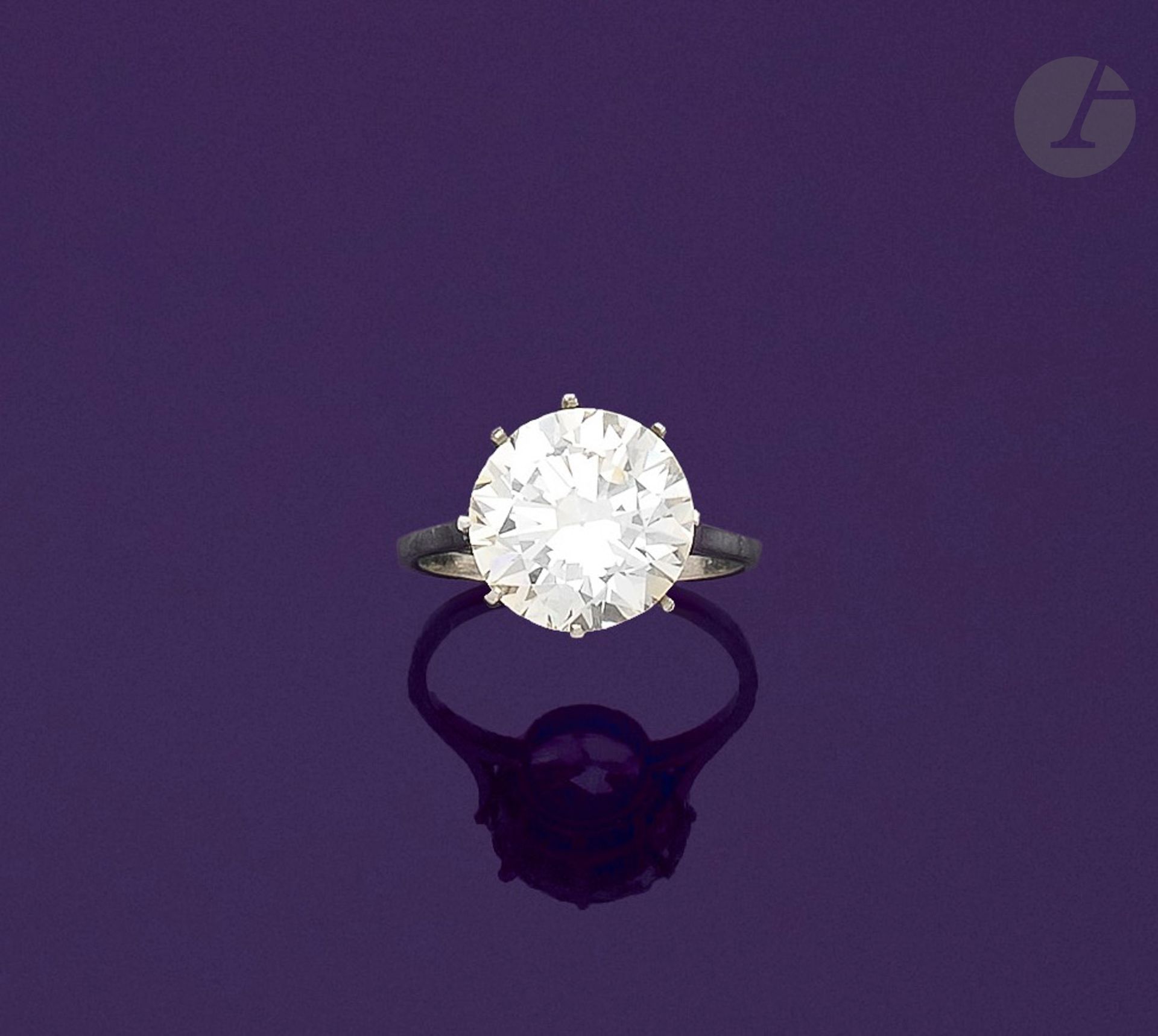 Null Ring aus Platin, verziert mit einem runden, halbgroßen Diamanten mit einem &hellip;