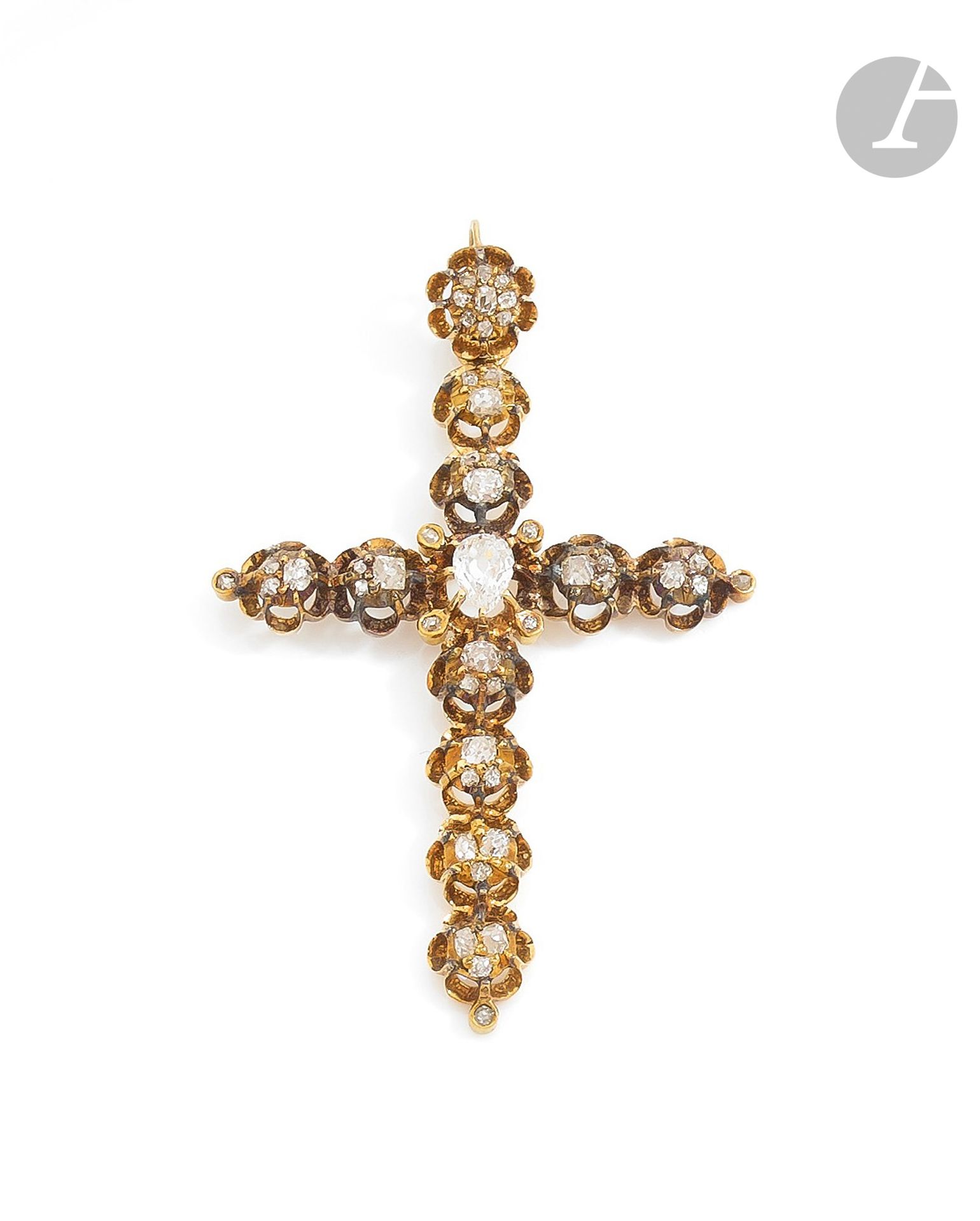 Null 18K（750）金十字架吊坠，镶嵌老式切割和玫瑰式切割钻石，并装饰有一颗水滴形老式切割钻石。19世纪上半叶的作品。高度：约6.5厘米。毛重：15.1克&hellip;