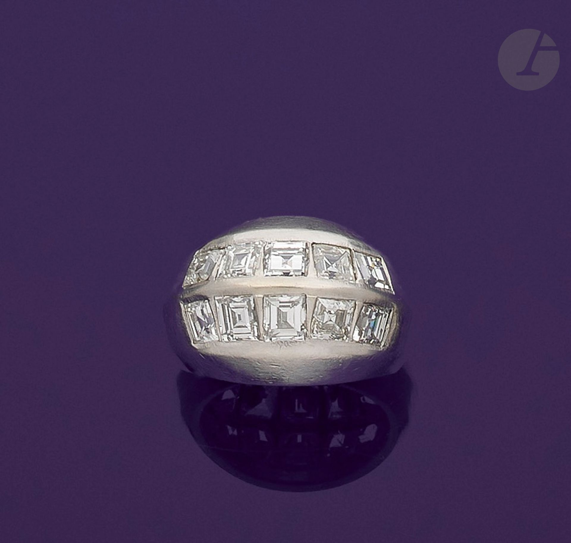 Null 铂金戒指，镶有两行5颗校准的钻石。1930年代的作品。手指尺寸：56。毛重 : 16,5 g (震惊)

一枚1930年的钻石戒指