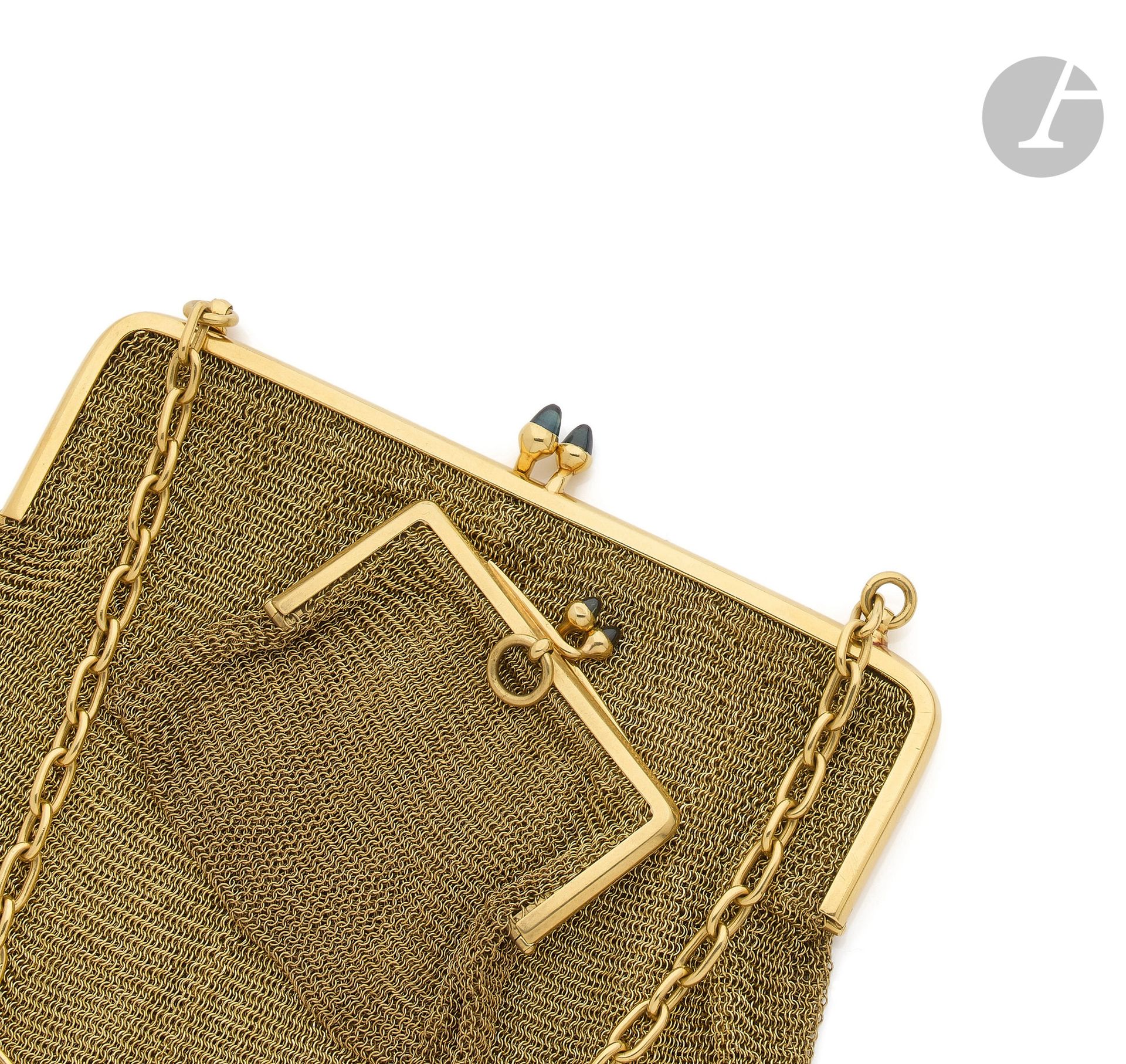 Null 18K（750）金链式晚装套装包括：一个带隔层的晚装包，包扣上装饰有凸圆形蓝宝石，一个配套的18K金钱包。20世纪初的法国作品。毛重：416.8克

&hellip;