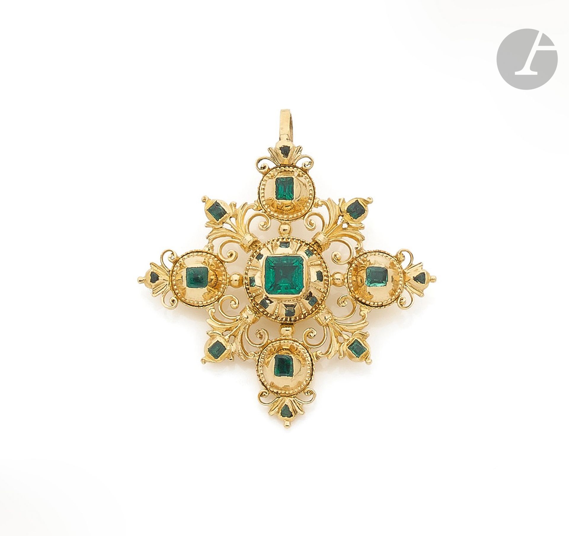 Null Pendente cruciforme in oro 18 carati (750) con smeraldi incastonati. Opera &hellip;