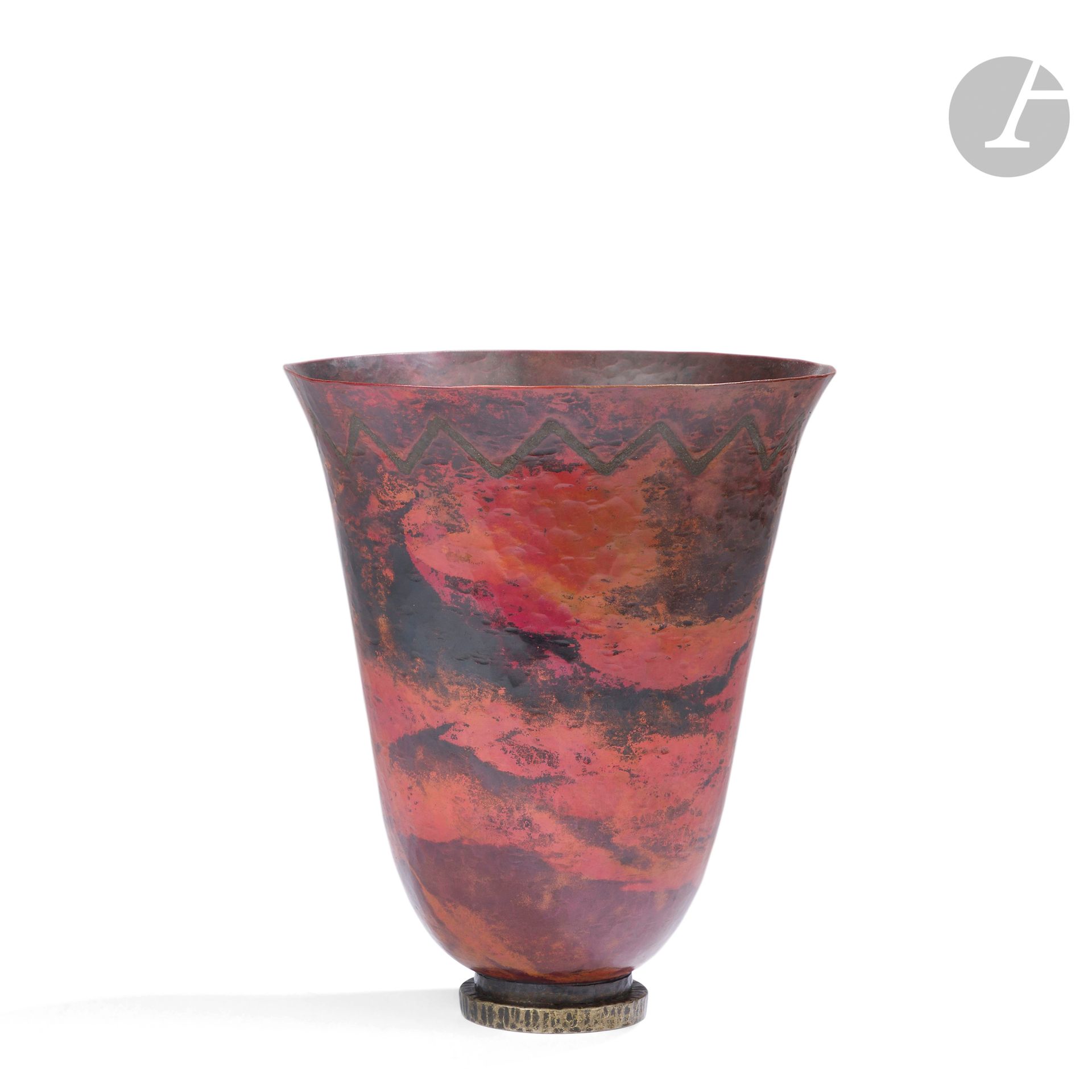 Null 克劳迪乌斯-利诺西耶(1893-1953) 
人字形门楣
喇叭形的花瓶放在一个圆形的底座上。 
锤装铜器的证明；底座为锻铁。
在红色、赭色和无烟煤的背&hellip;