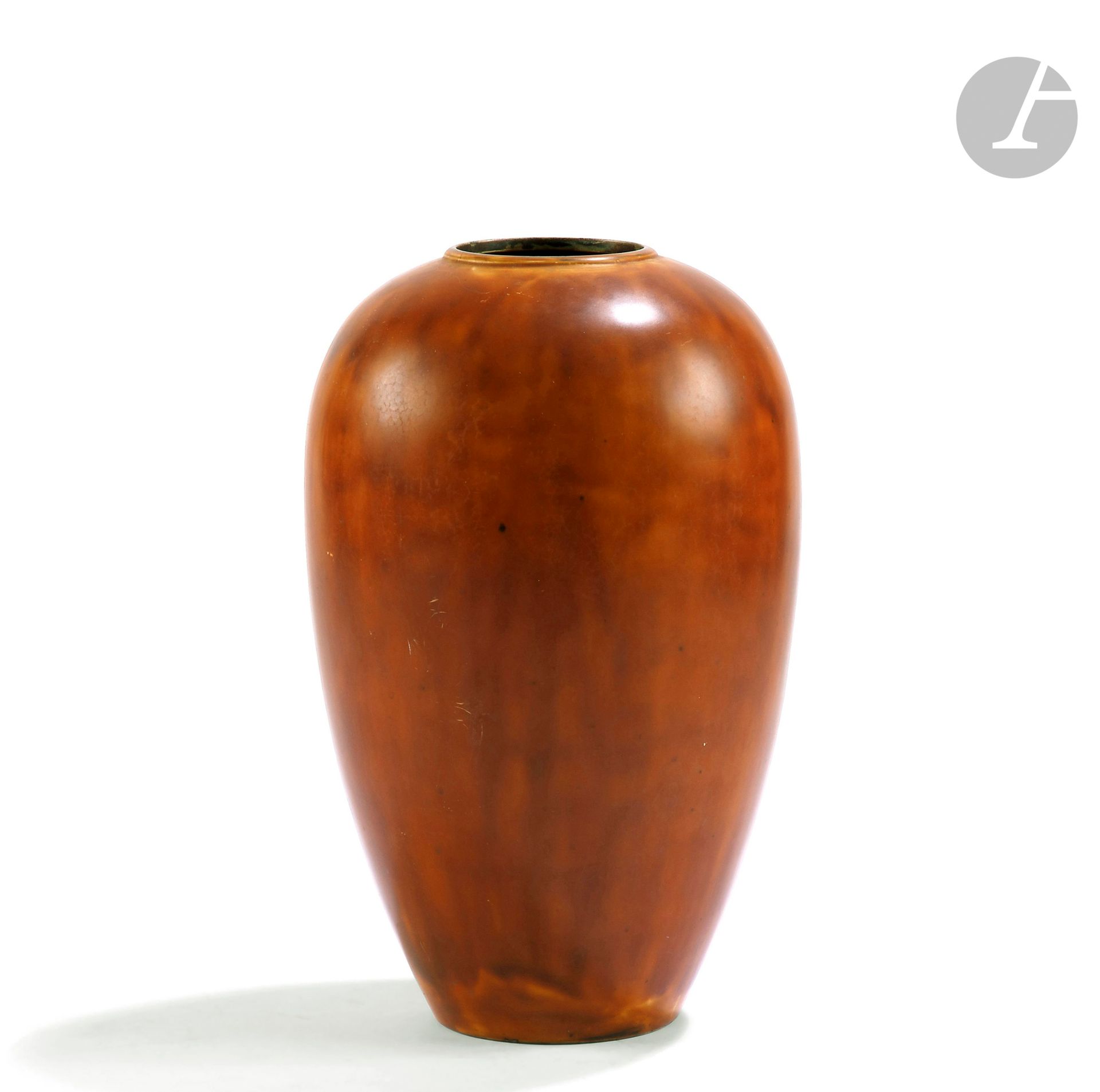 Null 让-杜南(1877-1942)
阳台花瓶，颈部略微突出的环形。
锤装铜器的证明，完全覆盖着原来的金黄色（自然）漆。
20世纪20年代的作品。
肩部有修&hellip;